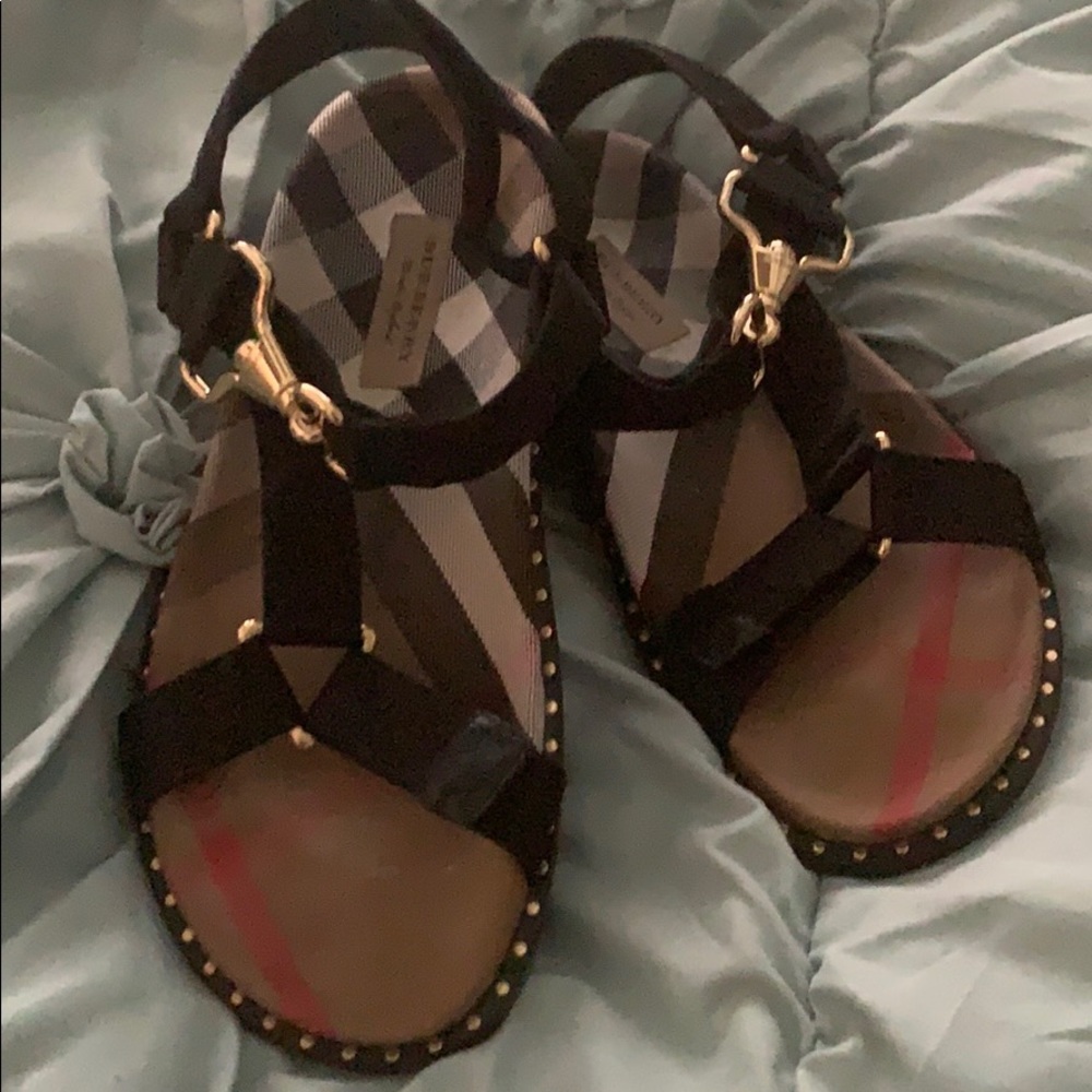 Burberry Sandle lkn 8.5 black gold 100% authentic